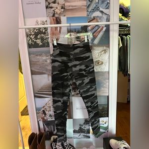 GARAGE BLACK CAMO LEGGINGS